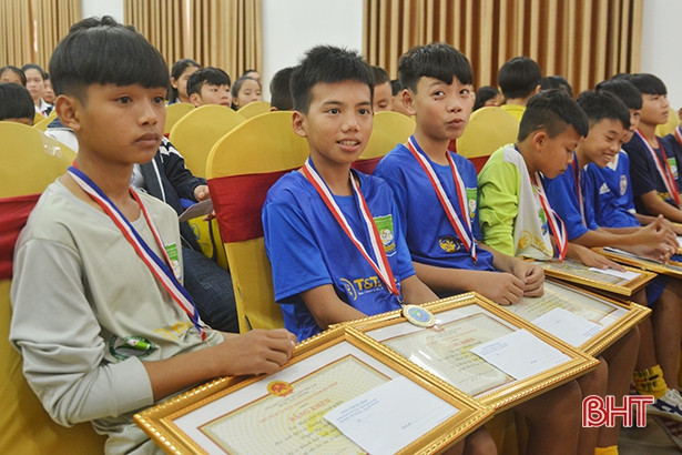 Trao học bổng trị giá 750 triệu đồng cho học sinh Hà Tĩnh có hoàn cảnh khó khăn học giỏi