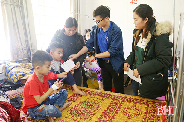 Đoàn thanh niên Vietcombank và Báo Hà Tĩnh tổ chức chương trình Tết ấm cho bệnh nhân nghèo