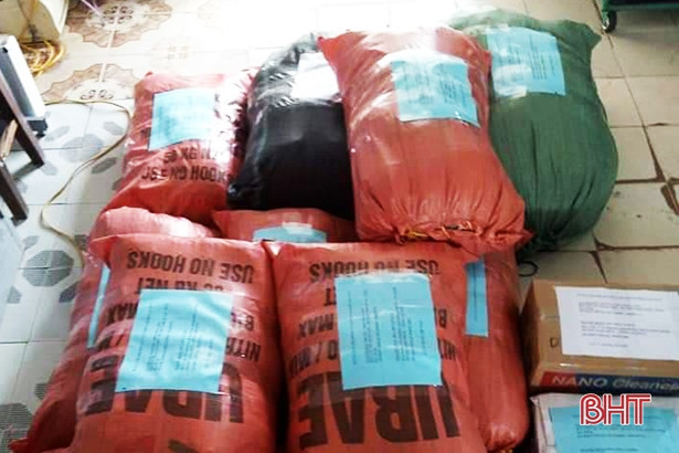 Học sinh Hà Tĩnh quyên góp 1.000 bộ quần áo ủng hộ đồng bào Tây Bắc