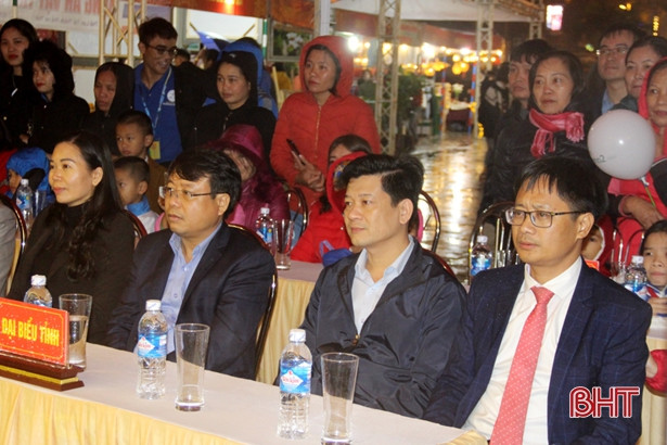 Khai mạc phiên chợ đêm Hà Tĩnh