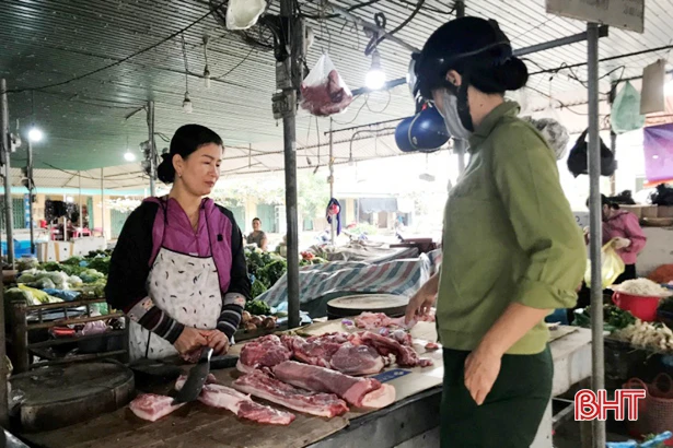 Giá thịt lợn tăng “chóng mặt”, nhiều tiểu thương Hà Tĩnh... “treo quầy”!