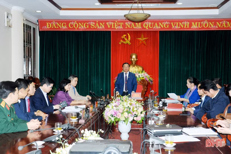 Lãnh đạo tỉnh tặng hoa chúc mừng tân Chỉ huy trưởng Bộ Chỉ huy Quân sự Hà Tĩnh