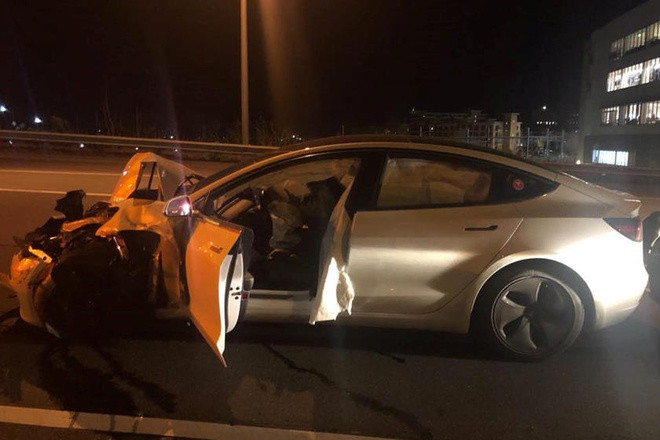Chiếc Tesla Model 3 đâm vào xe cảnh sát Mỹ hồi đầu tháng ở bang Connecticut do tài xế quá ỷ lại vào khả năng tự lái của xe. Ảnh: CarBuzz . Ôtô càng hiện đại, tai nạn càng nhiều?
