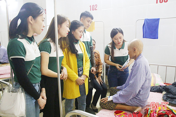 Đoàn thanh niên Vietcombank và Báo Hà Tĩnh tổ chức chương trình Tết ấm cho bệnh nhân nghèo