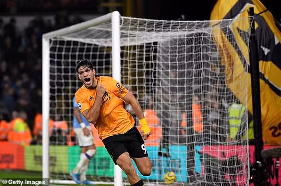 Man City thua ngược Wolverhampton sau khi dẫn 2 bàn