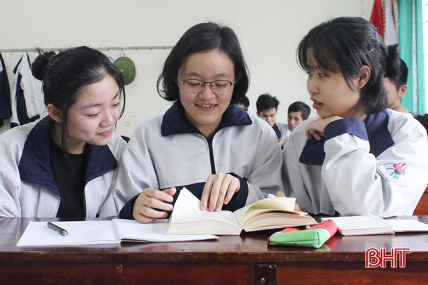 Hương Khê tuyên dương 20 bé gái chăm ngoan học giỏi
