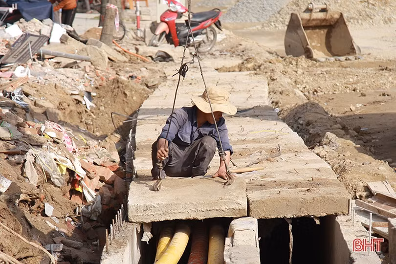 Thi công đêm ngày, quyết hoàn thành tuyến đường “treo” lâu nhất Hà Tĩnh trước Tết