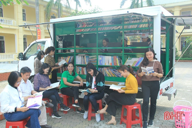“Xe thư viện lưu động” mang 4.500 đầu sách đến học sinh Nghi Xuân