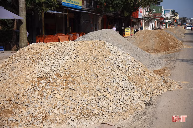 Thi công đêm ngày, quyết hoàn thành tuyến đường “treo” lâu nhất Hà Tĩnh trước Tết