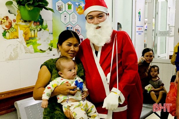Ông già Noel tặng quà cho hơn 300 bệnh nhi Hà Tĩnh