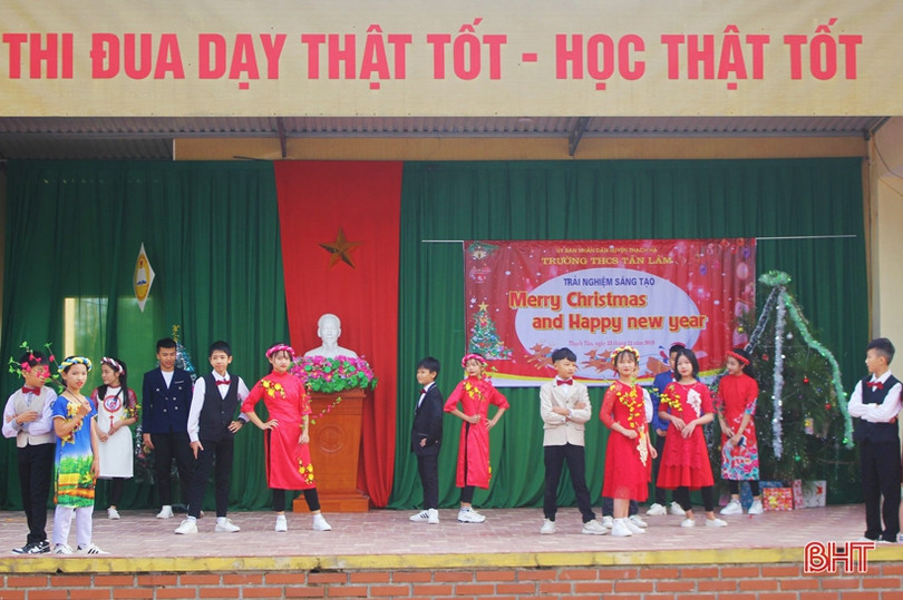 Ấn tượng màn catwalk trong chương trình “Merry Christmas and Happy New Year” ở trường học Thạch Hà