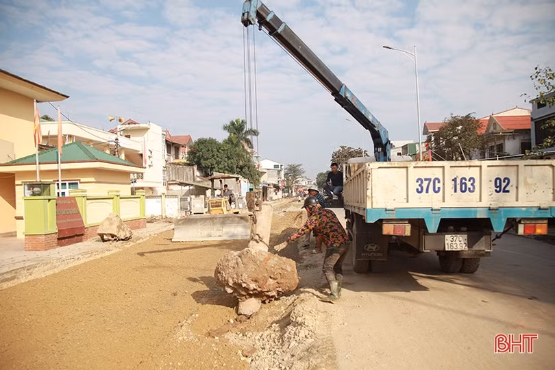 Thi công đêm ngày, quyết hoàn thành tuyến đường “treo” lâu nhất Hà Tĩnh trước Tết
