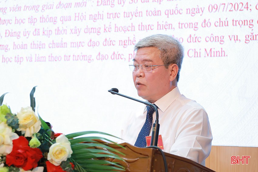 Phó Bí thư Đảng ủy Sở VH-TT& DL Mai Quốc Quyền đọc báo cáo chính trị trình đại hội. bqbht_br_mai-quoc-quyen.jpg
