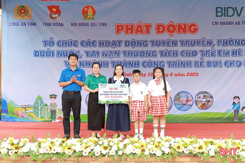 BIDV Hà Tĩnh trao tặng biểu trưng tài trợ trang thiết bị giáo dục cho trường Tiểu học Thạch Long. bqbht_br_tinh-doan4.jpg