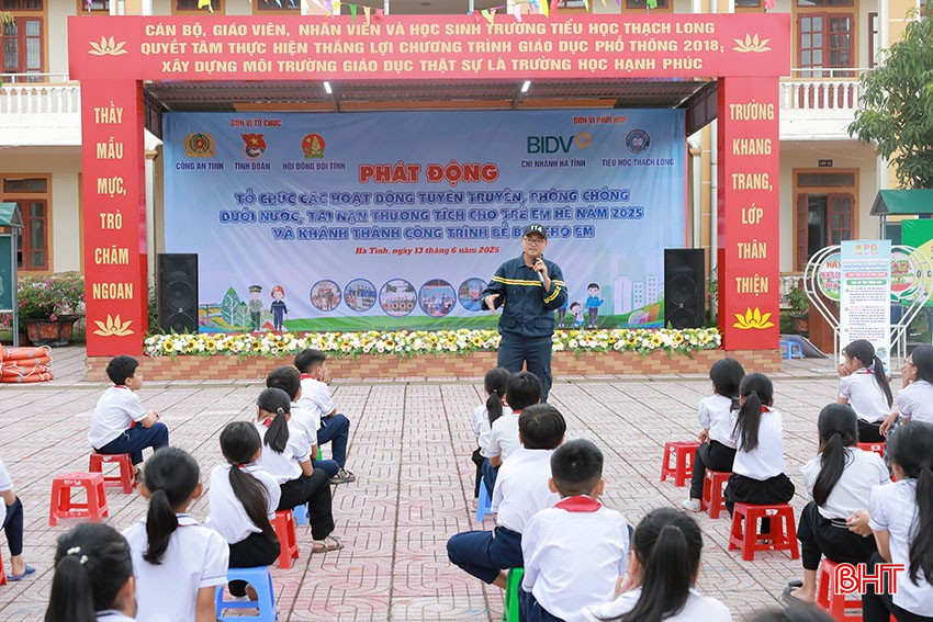 Học sinh được tuyên truyền và hướng dẫn thực hành những kỹ năng an toàn trong môi trường nước. bqbht_br_tinh-doan6.jpg