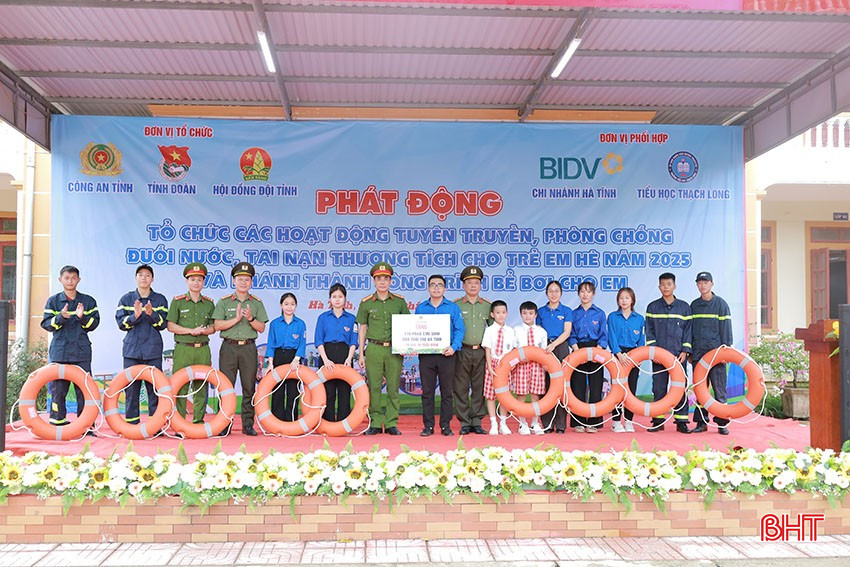 Công an tỉnh Hà Tĩnh tặng tuổi trẻ Hà Tĩnh 110 phao cứu sinh. bqbht_br_tang-phao.jpg