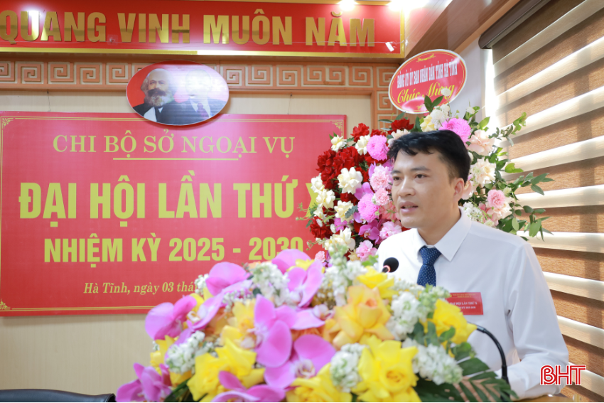 Đồng chí Lê Trọng Hiền - Phó Chánh Văn phòng tham luận tại với nội dung: Ứng dụng CNTT, chuyển đổi số góp phần nâng cao hiệu quả công tác đối ngoại và chất lượng sinh hoạt chi bộ. bqbht_br_snvdone8.png