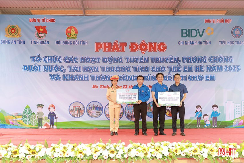 Công an tỉnh và BIDV Hà Tĩnh trao tặng hệ thống camera an ninh phòng chống đuối nước và hệ thống loa phát thanh tuyên truyền tự động. bqbht_br_cong-an-vang.jpg