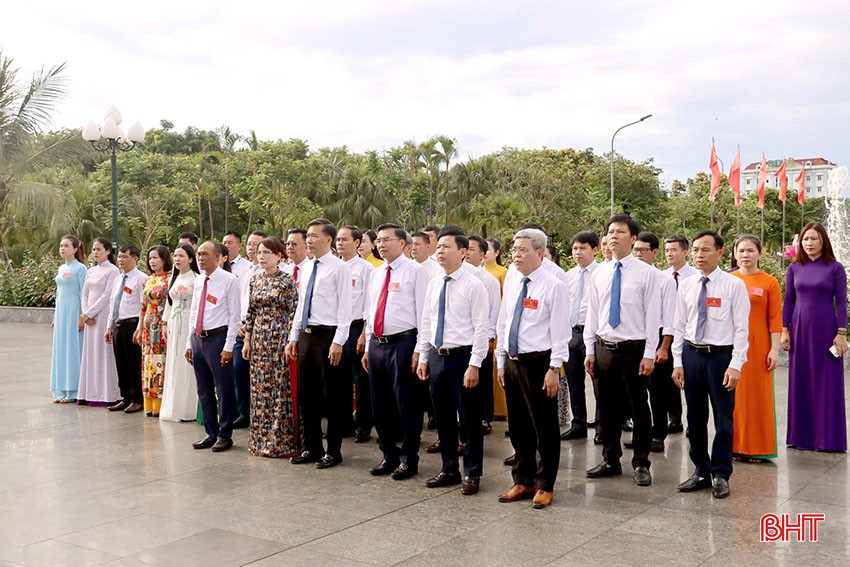 Sáng 16/6, tại Khu lưu niệm Bác Hồ về thăm Hà Tĩnh, Đảng ủy Sở VH-TT&DL đã tổ chức lễ dâng hương, báo công dâng Bác. bqbht_br_so-van-hoa-dang-huong2.jpg