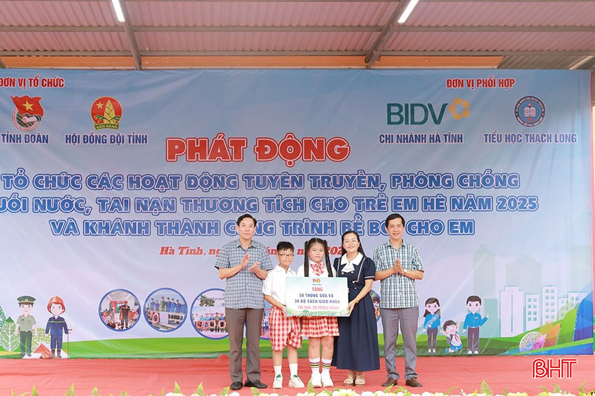 Đại diện Ban Tổ chức trao tặng sách giáo khoa và sữa trẻ em cho Trường Tiểu học Thạch Long. bqbht_br_mai-le-thuoc.jpg