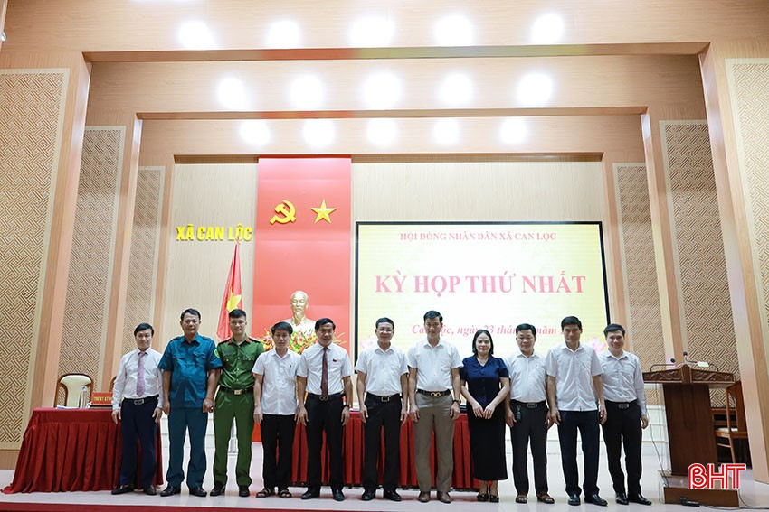 Ra mắt các thành viên UBND xã mới Can Lộc tại kỳ họp thử nghiệm. bqbht_br_ra-mat-ubnd-xa.jpg
