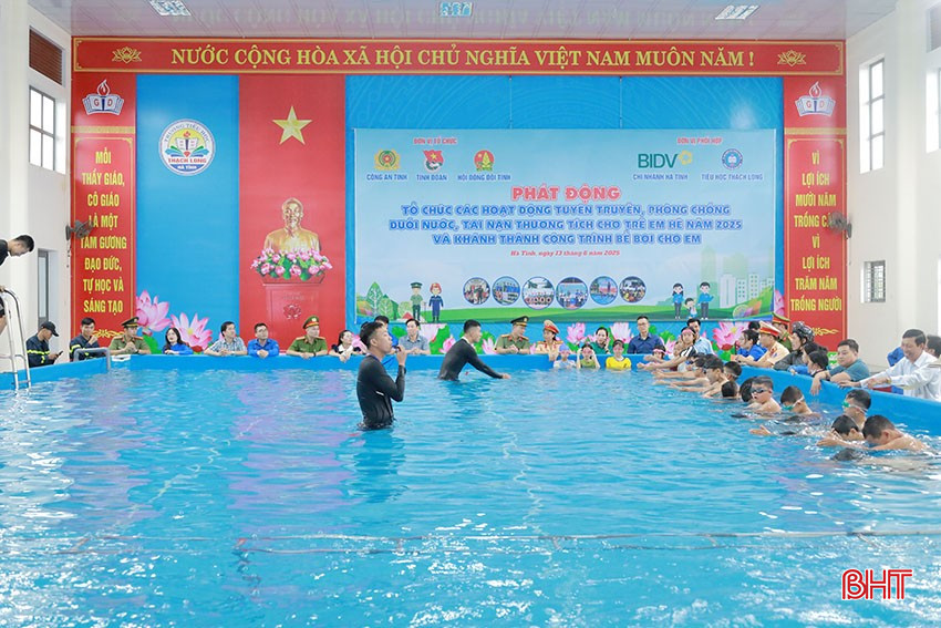 Tỉnh đoàn phối hợp với BIDV Hà Tĩnh khánh thành công trình “Bể bơi di động” tại trường Tiểu học Thạch Long. bqbht_br_khanh-thanh-be-boi.jpg