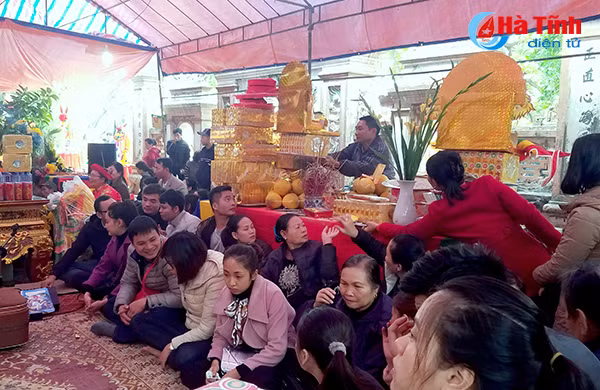 photo hang nghin nguoi ve den cho cui truoc ngay gio duc thanh hoang muoi