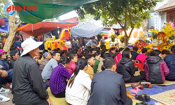 photo hang nghin nguoi ve den cho cui truoc ngay gio duc thanh hoang muoi
