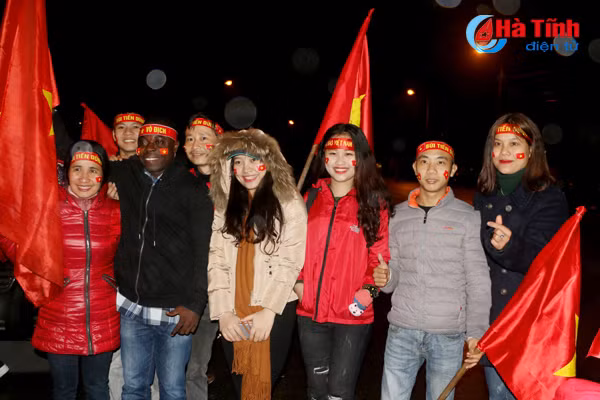 nguoi ham mo chao don bui tien dung tro ve ha tinh