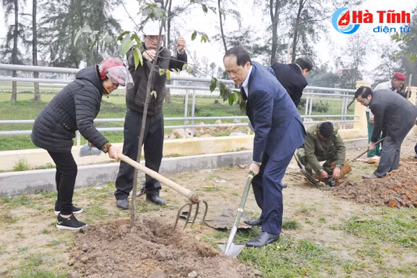 tp ha tinh trong hon 2 800 cay xanh huong ung tet trong cay