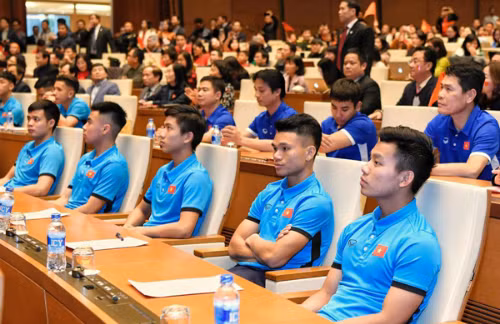 Các tuyển thủ U23 lần đầu tiên có mặt tại phòng họp Quốc hội. Ảnh: Giang Huy chu tich quoc hoi don tiep u23 viet nam tai phong hop dien hong