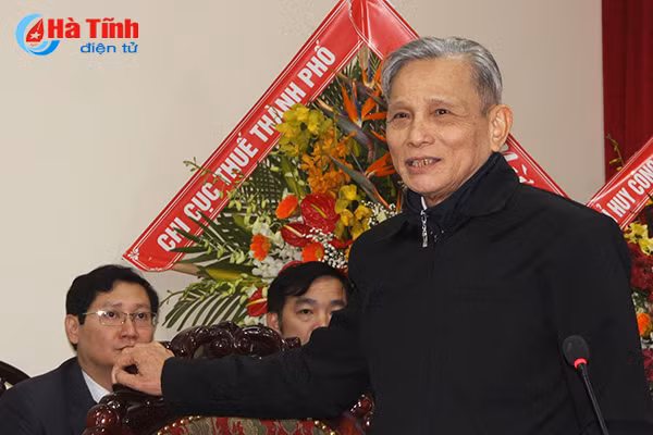 tp ha tinh gap mat can bo lanh dao tinh thanh pho cac thoi ky