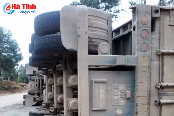 container mat lai lat nghieng ben duong