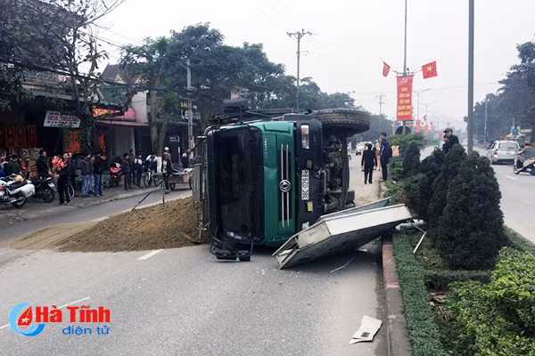 tranh xe may xe tai lat nghieng giua quoc lo 1a