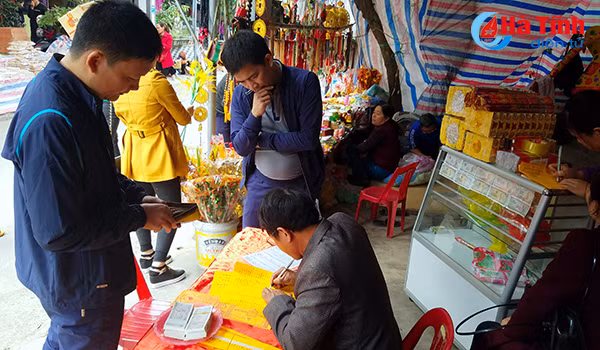 photo hang nghin nguoi ve den cho cui truoc ngay gio duc thanh hoang muoi