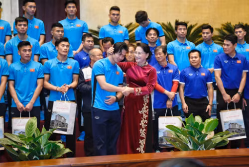 Chủ tịch Quốc hội nói trong chuyến công tác ở biên giới, khi xong việc, bà đã "chạy về thật nhanh để xem trận chung kết". Ảnh: Giang Huy chu tich quoc hoi don tiep u23 viet nam tai phong hop dien hong