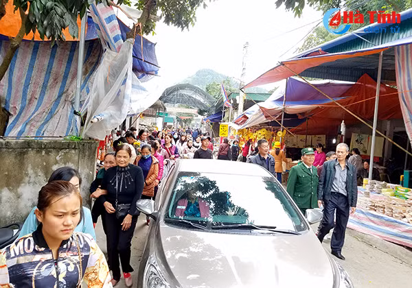 photo hang nghin nguoi ve den cho cui truoc ngay gio duc thanh hoang muoi