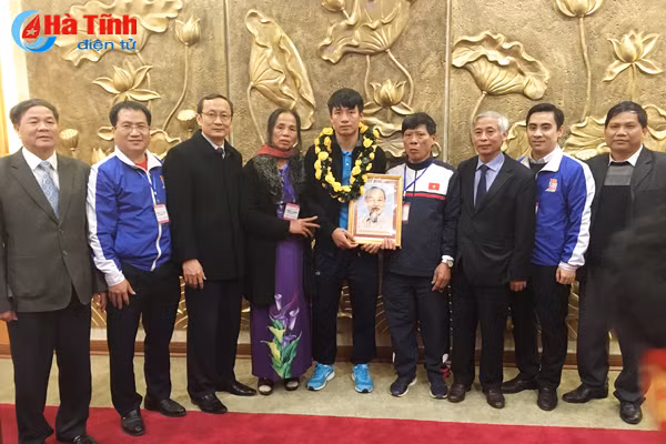 nguoi ham mo chao don bui tien dung tro ve ha tinh