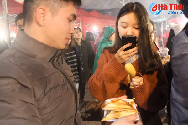 chay tui voi cac gian hang dep doc la tai cho jam cuoi tuan