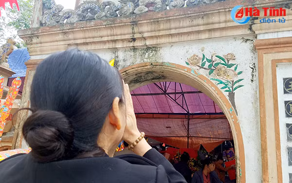 photo hang nghin nguoi ve den cho cui truoc ngay gio duc thanh hoang muoi