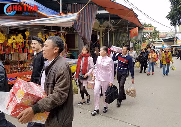 photo hang nghin nguoi ve den cho cui truoc ngay gio duc thanh hoang muoi
