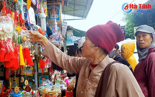 photo hang nghin nguoi ve den cho cui truoc ngay gio duc thanh hoang muoi