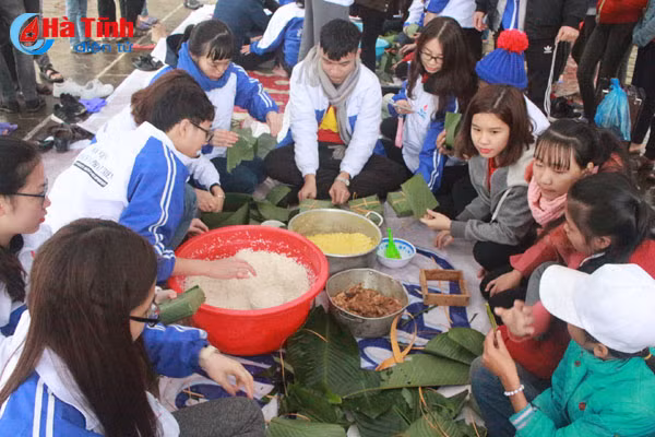 xuan am ky lac goi hon 300 chiec banh chung tang hoc sinh