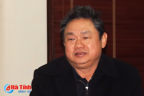 tp ha tinh gap mat can bo lanh dao tinh thanh pho cac thoi ky