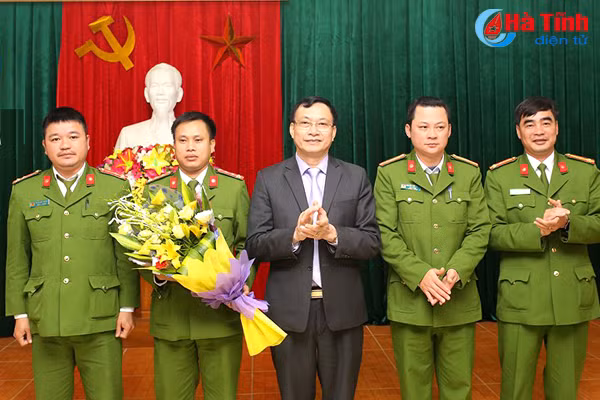 bat doi tuong mua ban tang tru 566 vien hong phien