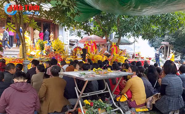 photo hang nghin nguoi ve den cho cui truoc ngay gio duc thanh hoang muoi