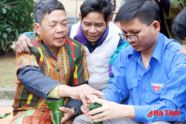 ban rao tre vui tet cham cha boi