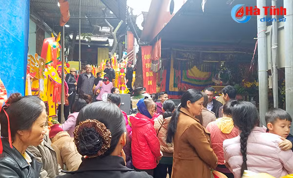 photo hang nghin nguoi ve den cho cui truoc ngay gio duc thanh hoang muoi