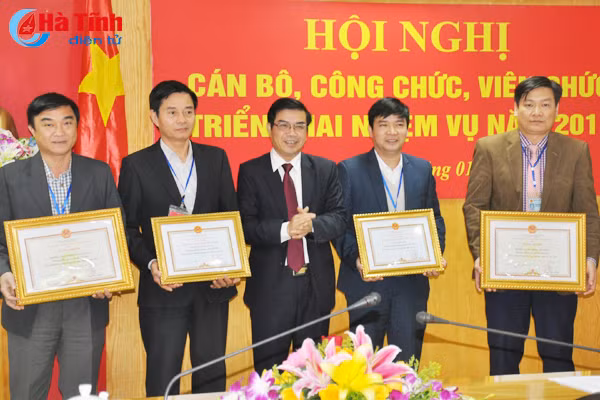 can bo van phong ubnd tinh phai tan tuy tham muu thuc hien tot cac nhiem vu