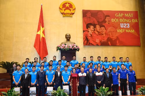 Chủ tịch Quốc hội chụp hình lưu niệm với Ban huấn luyện và các tuyển thủ U23. Ảnh: Giang Huy. chu tich quoc hoi don tiep u23 viet nam tai phong hop dien hong